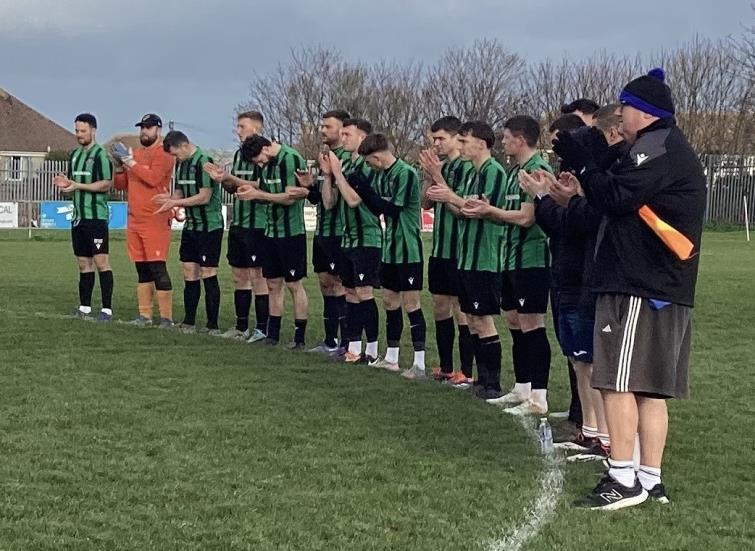 Hakin observe a minutes applause